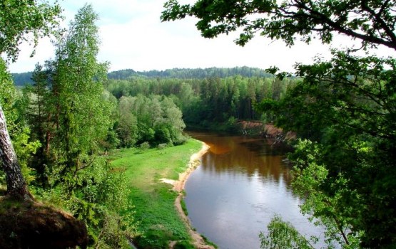 Aptauja: 93% iedzīvotāju par Latvijas bagātību uzskata tās upes un ezerus