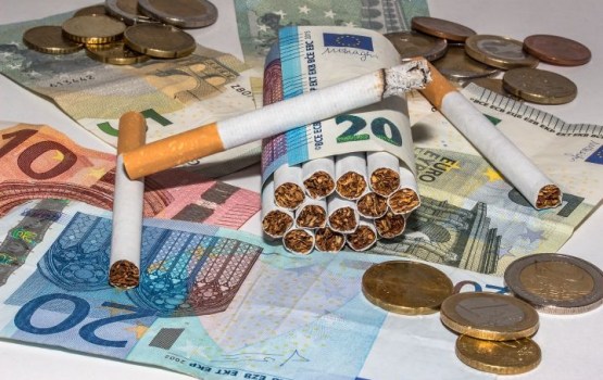 Valdība atbalsta straujāku akcīzes nodokļa celšanu degvielai, cigaretēm un alkoholam