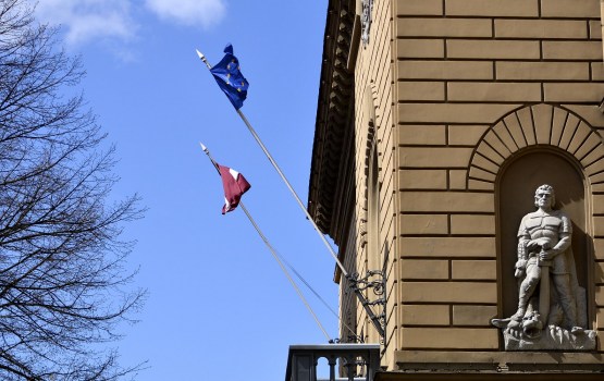 Pārskats: Latvijas iedzīvotāju izpratne un interese par politiskajiem procesiem ir viduvēja