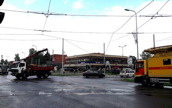 Tika pārtraukta tramvaju kustība