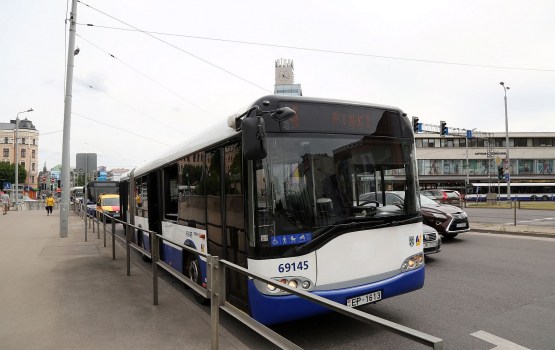 Rīgā autobuss nāvējoši notriec gājēju