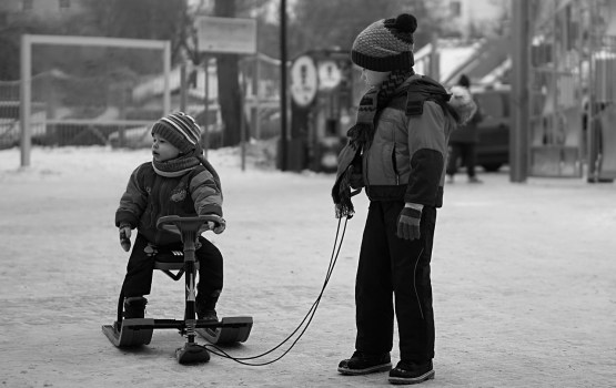 Apmēram pusē Latvijas bērnunamu trūkst apavu, apģērba, sporta inventāra un rotaļlietu