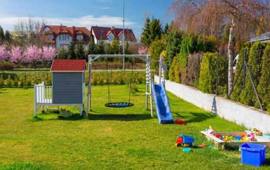 Kā iekārtot spēļu zonu bērniem dārzā?