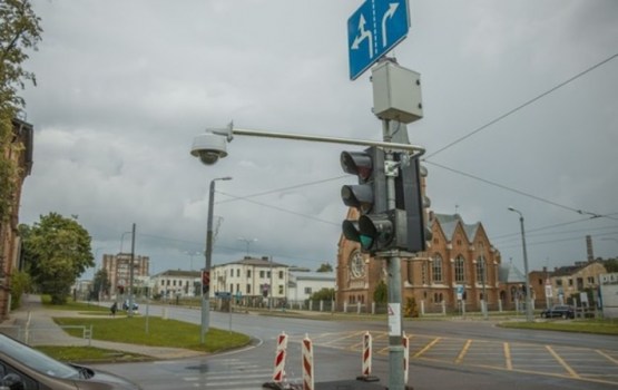 Divos krustojumos Daugavpilī uzstādīti viedie luksofori