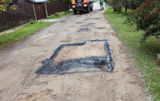 Ikšķiles iedzīvotājus pārsteidz redzētais – bedres uz grants ceļa “lāpa” ar asfalta klucīšiem