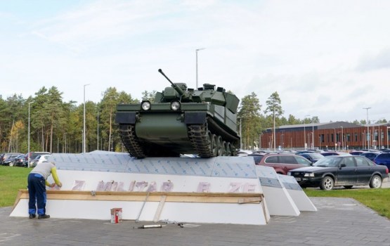 Aizsardzības ministrs informē, ka militārā kompozīcija pie Ādažu bāzes netiks nojaukta