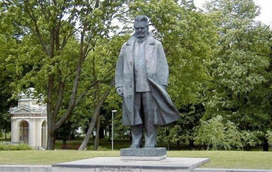 Rakstnieka Upīša pieminekli tomēr nepārzāģēs