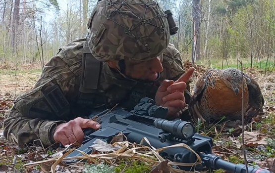 Zemessargam mācību laikā mežā pievienojas medņu dāma (video)