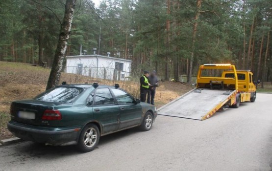 Pašvaldības policija aicina īpašniekus rīkoties: pamestie auto var tikt evakuēti