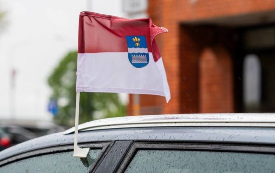 Pilsētas svētkos pašvaldība aicina rotāt auto ar Daugavpils karogiem
