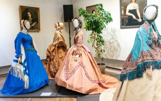 Modes stāsts Daugavpilī: Vasiļjeva fonda izstāde “Pilsētas ritmā”