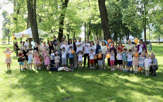 Sirsnīgi ģimenes svētki brīvā dabā: Dubrovina parkā notika radošā diena bērniem