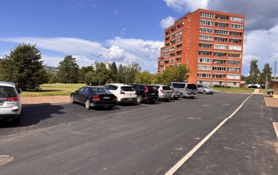 Šogad 23 daudzdzīvokļu māju pagalmos plānots izbūvēt autostāvvietas