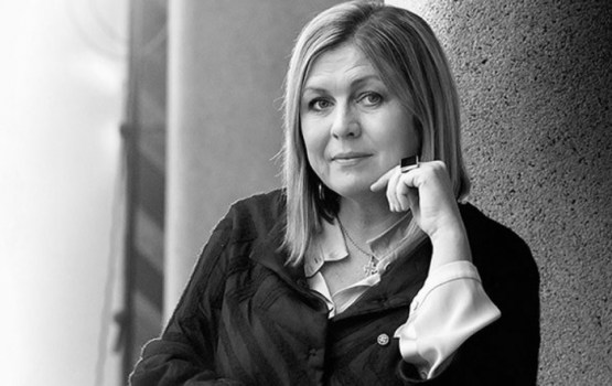 56 gadu vecumā mirusi rakstniece Nora Ikstena