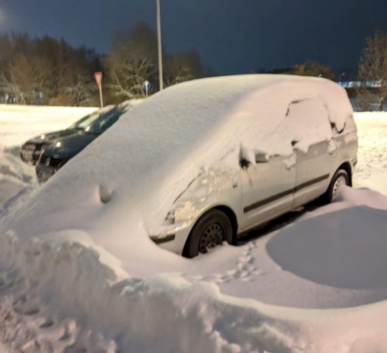 Autovadītājus aicina neatstāt automašīnas sniega tīrīšanas vietās