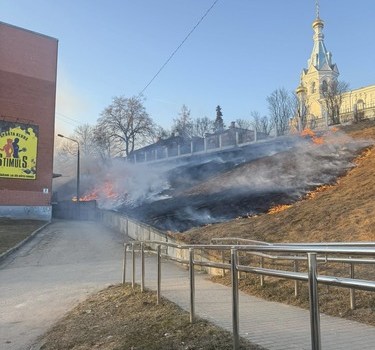 „Noteikti parunājiet ar bērniem“: zāles aizdedzināšana izraisīja karstas diskusijas soctīklos