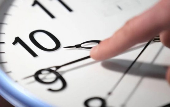 Pulksteņa griešana tuvojas: kāpēc tā vispār vajadzīga un kāpēc strīdi joprojām turpinās