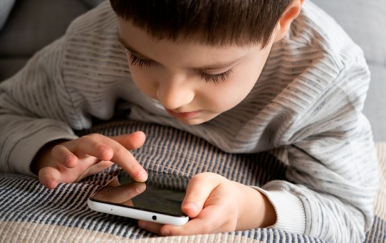 Kad viss kļūst garlaicīgs: dopamīna pārslodzes ietekme uz bērniem un pusaudžiem