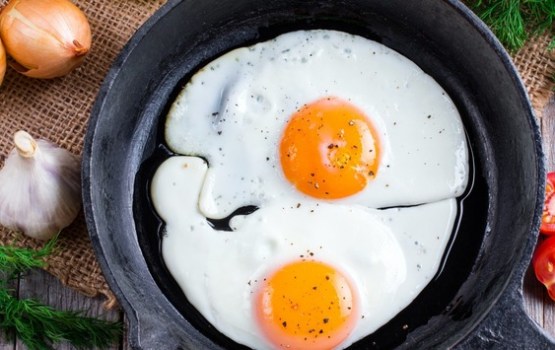 Kādu kļūdu visbiežāk pieļauj, gatavojot ceptas olas? Skaidro eksperti