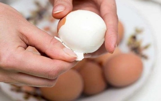 Kā pareizi vārīt olas, lai tās viegli lobītos? 3 neparasti ieteikumi