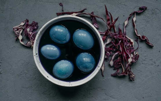 Kā nokrāsot Lieldienu olas ar sarkanajiem kāpostiem