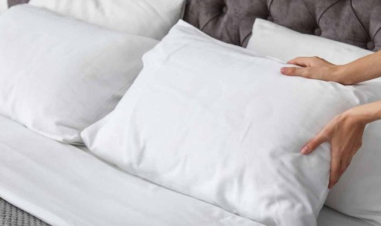 Kāpēc spilvendrānas jāmazgā pat divas reizes nedēļā