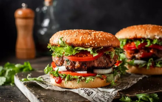 Neticami, bet fakts - dažkārt burgers var būt labāka izvēle nekā salāti, ja vēlaties zaudēt svaru