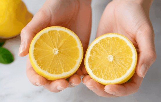 Kāpēc pavasarī pie mājas durvīm smidzina citronūdeni?