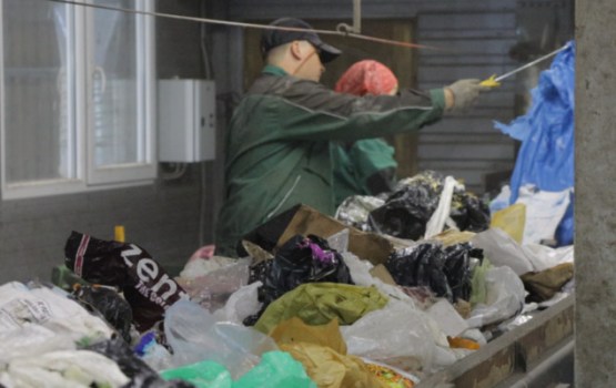 Otrā dzīve atkritumiem: kā “Cinīšos” šķiro plastmasu, metālu un papīru