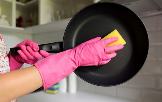 Nosaukts efektīvākais veids, kā nomazgāt taukainas pannas