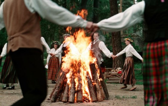 Jāņu ticējumi un tradīcijas: ko senči darīja saulgriežu naktī?