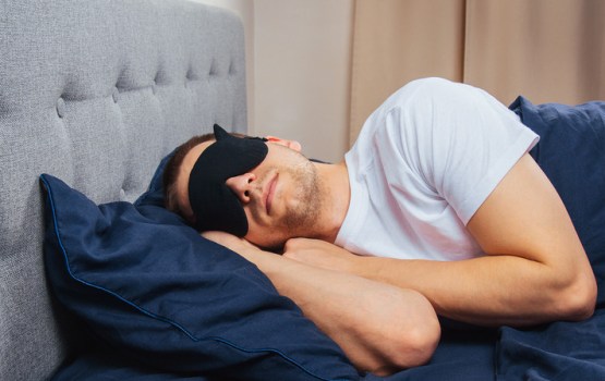 "Sleepmaxxing" – jaunais miega trends, kas iekarojis sociālos tīklus. Vai tas tiešām uzlabo miega kvalitāti?