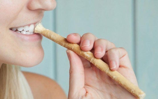 “Miswak” jeb dabīgā zobu birste: vai koka irbulītis var aizstāt ierasto zobu kopšanu?