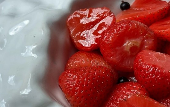 Marinētas zemenes – neparastā vasaras delikatese, kas iekaro restorānu ēdienkartes