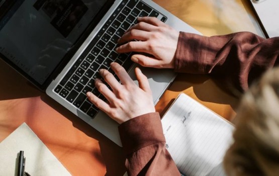 Pieaugušie var pieteikties 500 eiro atbalstam digitālo prasmju apguvei