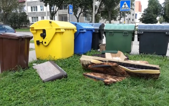 Šķirošanas konteinerā atrasts tualetes pods: iedzīvotāju kļūdas sadārdzina atkritumu apsaimniekošanu