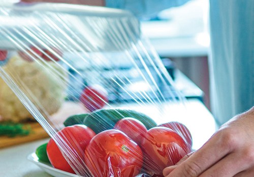 Šos 6 produktus nevajadzētu cieši ietīt pārtikas plēvē: ko izmantot tās vietā