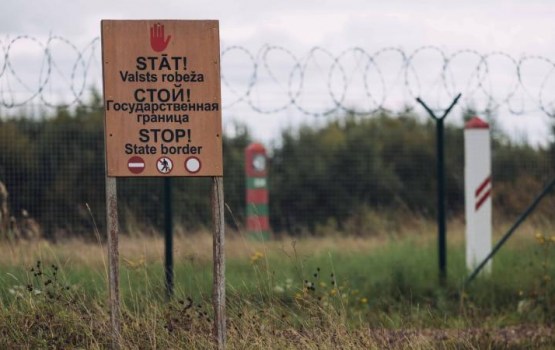Sargs.lv: bruņoti migrantu pavadoņi draud NBS karavīriem uz Latvijas-Baltkrievijas robežas