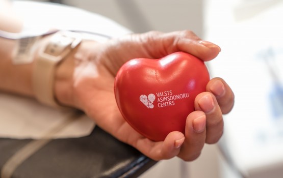 Valsts asinsdonoru centrs aicina visu asinsgrupu donorus ziedot asinis
