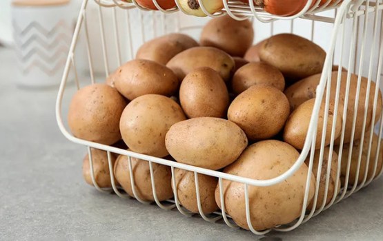 Piecas kļūdas, kuru dēļ kartupeļi mājās sāk dīgt un bojāties ātrāk