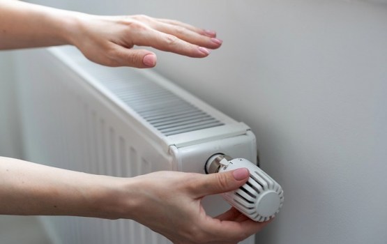 Radiatori silti, bet dzīvoklī joprojām auksti? Piecas kļūdas, kas traucē saglabāt siltumu